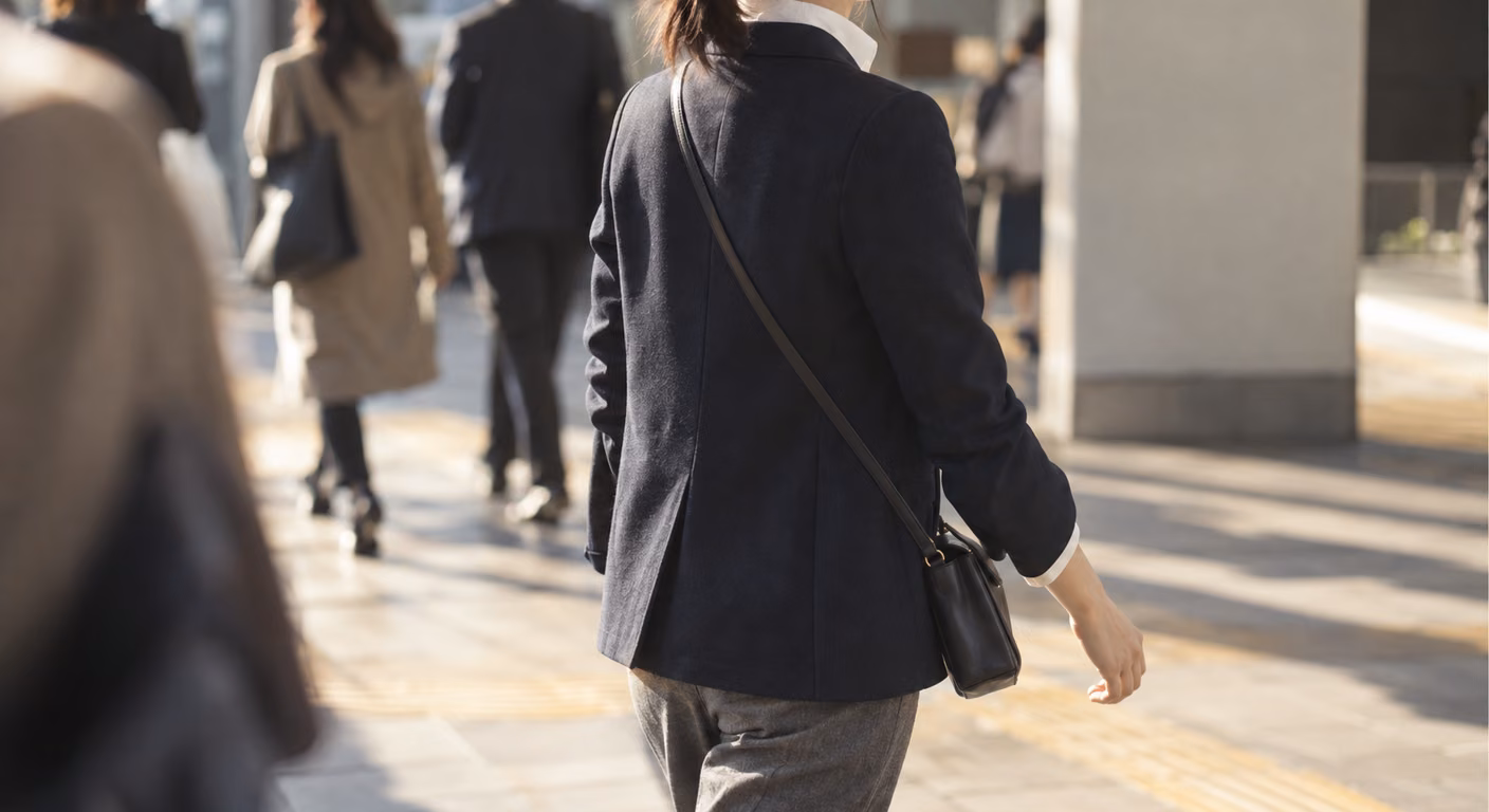 猫背でも姿勢よく見える服|秋冬の通勤・式典・帰省で襟と肩線を選ぶ